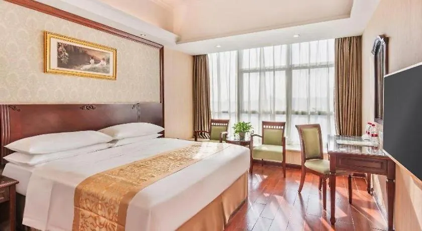 Vienna Hotel Shenzhen International Exhibition Center Fuhai Qiaotou 3*,